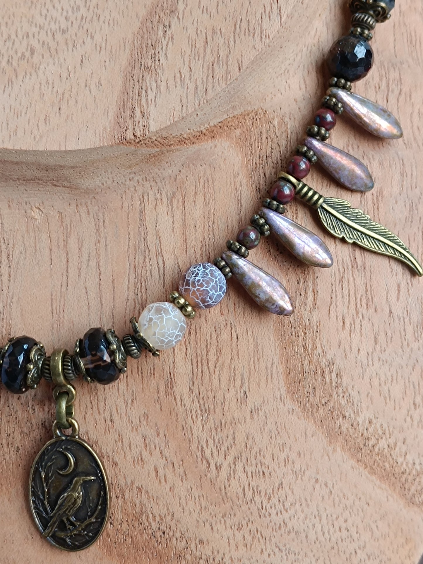 Collier Bohème Ethnique – Corbeau & Lune, Agate Craquelée & Verre Tchèque