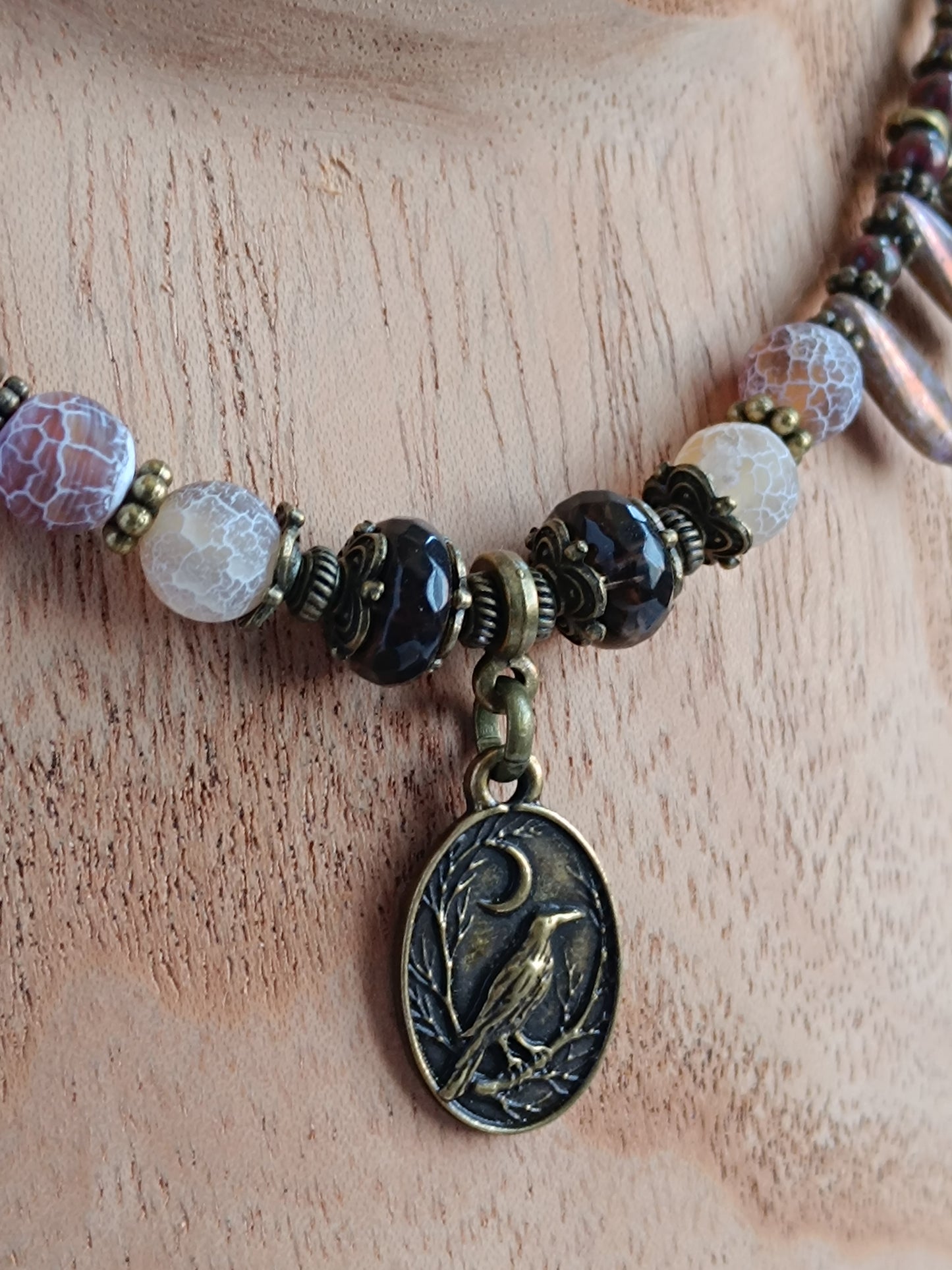 Collier Bohème Ethnique – Corbeau & Lune, Agate Craquelée & Verre Tchèque