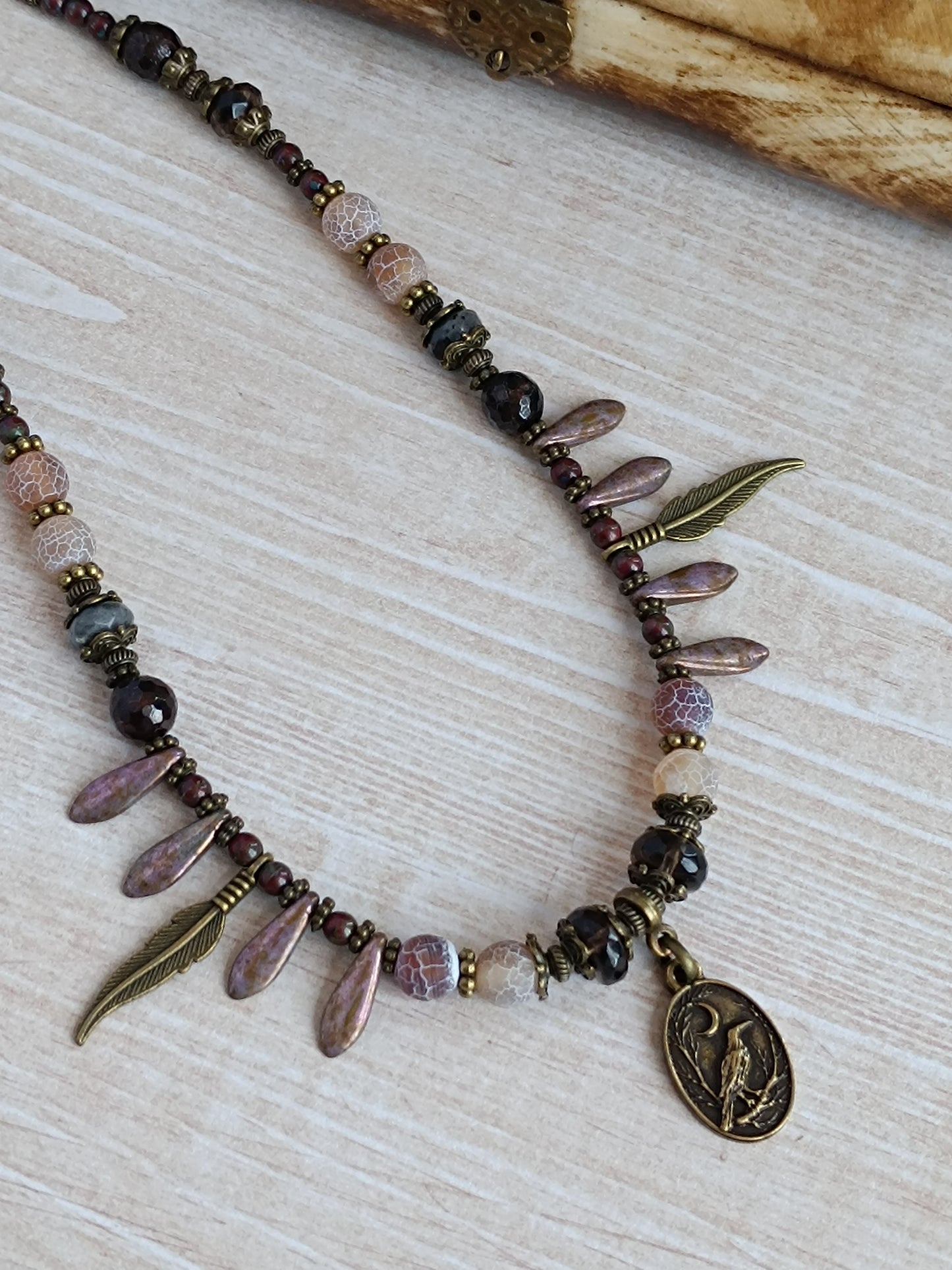 Collier Bohème Ethnique – Corbeau & Lune, Agate Craquelée & Verre Tchèque