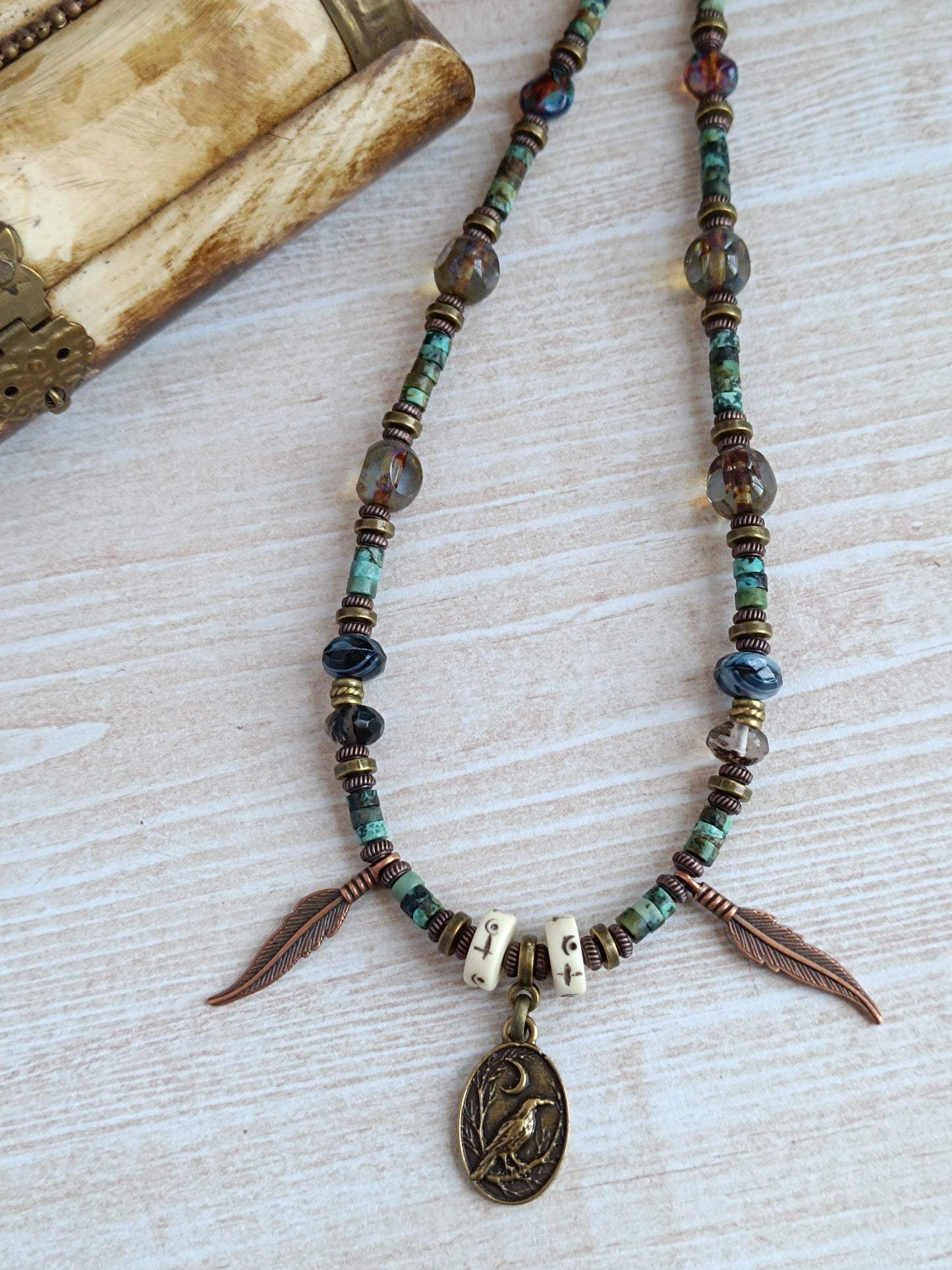 Collier Bohème Ethnique – Pendentif Corbeau Mystique & Perles en Verre Tchèque