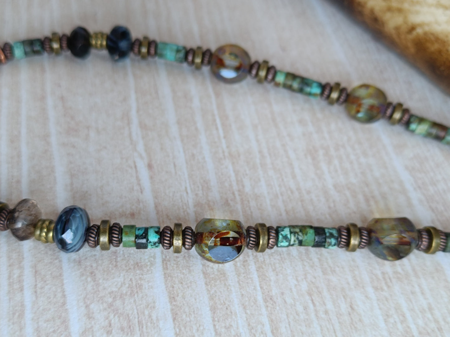 Collier Bohème Ethnique – Pendentif Corbeau Mystique & Perles en Verre Tchèque