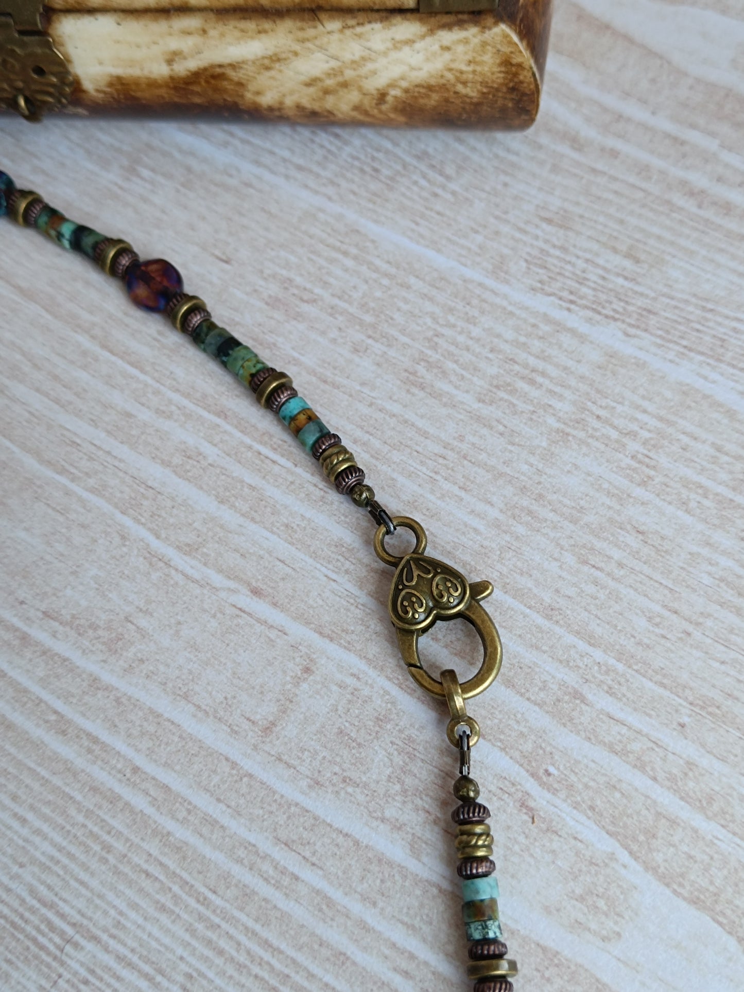 Collier Bohème Ethnique – Pendentif Corbeau Mystique & Perles en Verre Tchèque