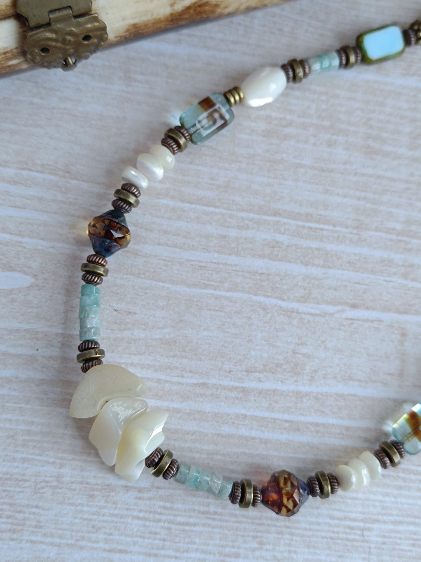 Collier Bohème Ethnique – Nacre Blanche Vintage & Verre Tchèque