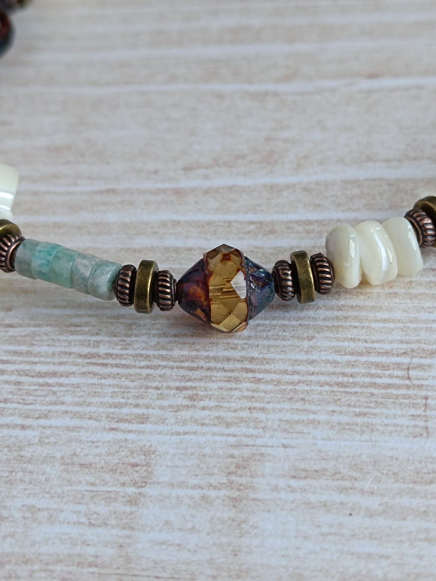 Collier Bohème Ethnique – Nacre Blanche Vintage & Verre Tchèque