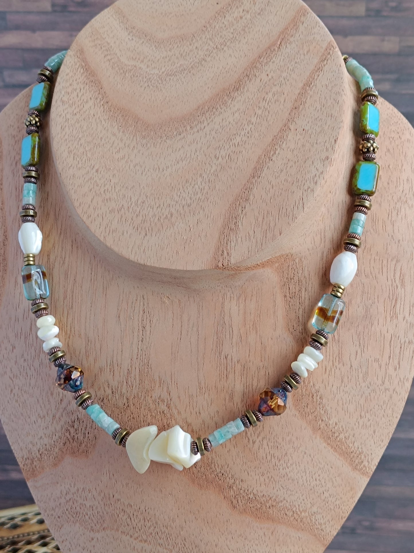 Collier Bohème Ethnique – Nacre Blanche Vintage & Verre Tchèque
