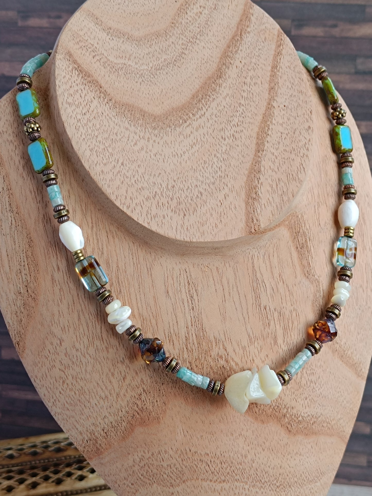 Collier Bohème Ethnique – Nacre Blanche Vintage & Verre Tchèque
