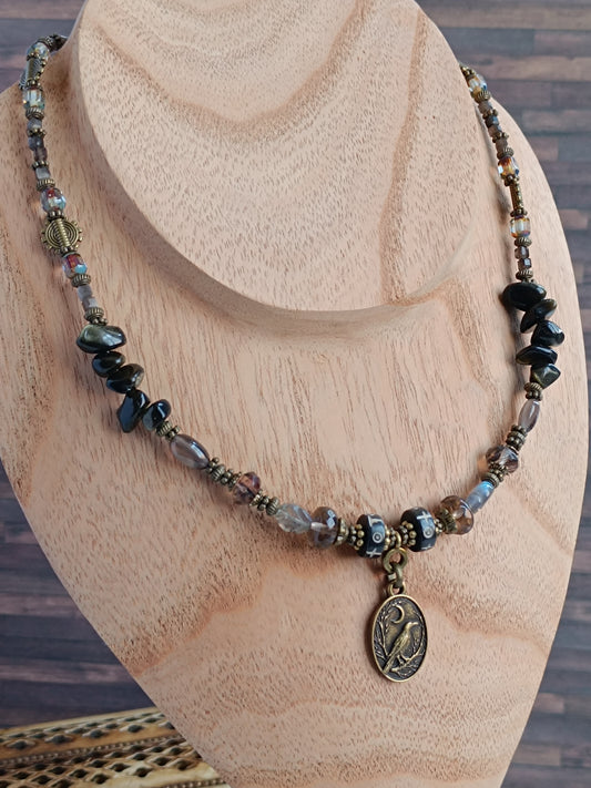 Collier Bohème Ethnique – Pendentif Corbeau & Lune, Obsidienne Noire & Verre Tchèque