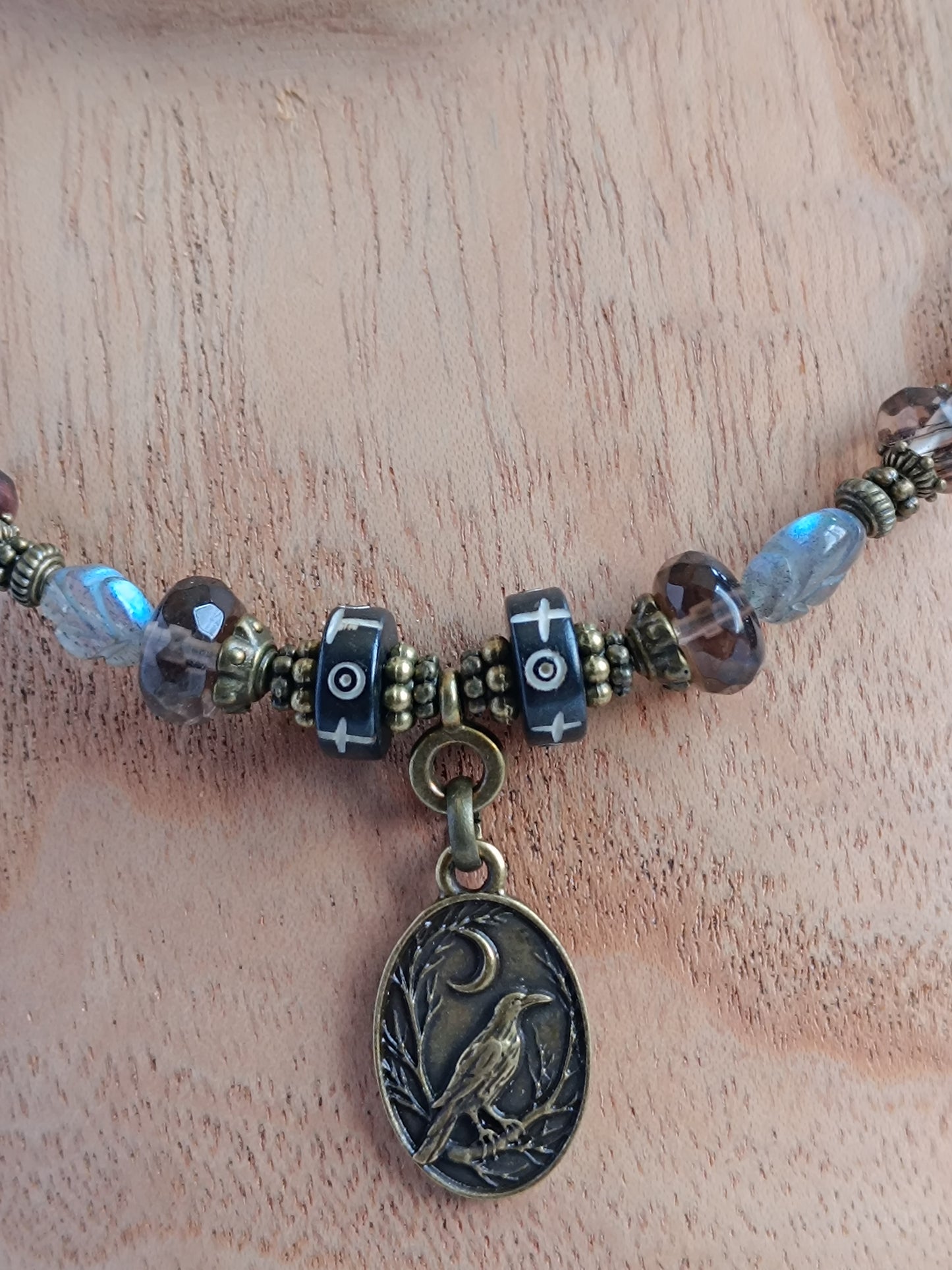 Collier Bohème Ethnique – Pendentif Corbeau & Lune, Obsidienne Noire & Verre Tchèque