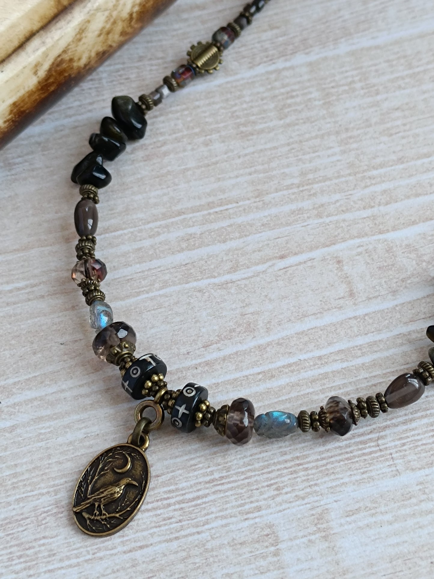 Collier Bohème Ethnique – Pendentif Corbeau & Lune, Obsidienne Noire & Verre Tchèque