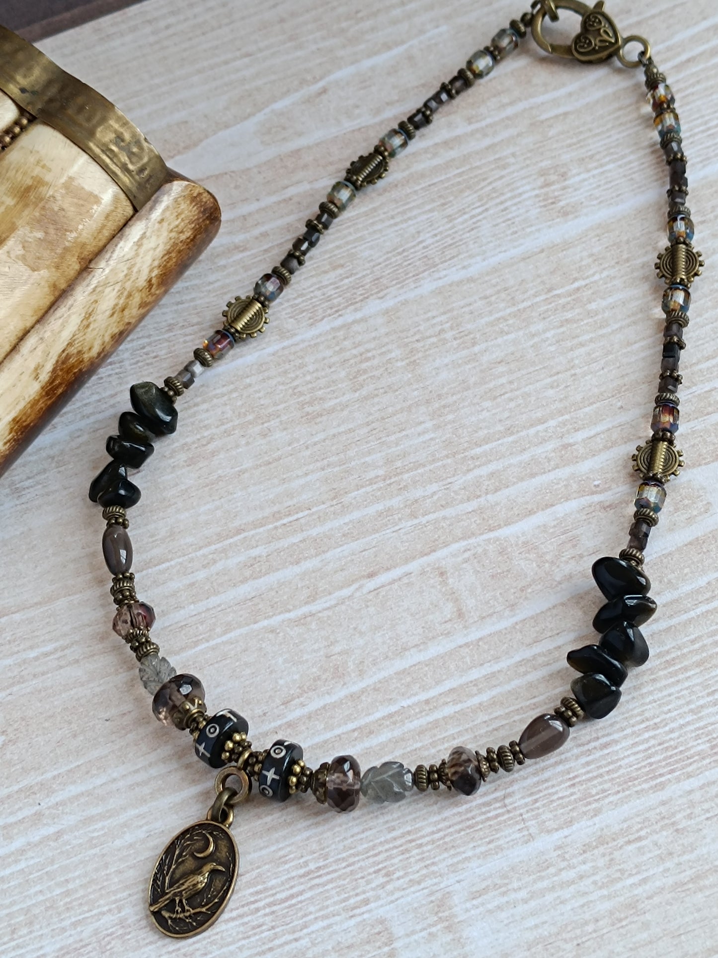 Collier Bohème Ethnique – Pendentif Corbeau & Lune, Obsidienne Noire & Verre Tchèque