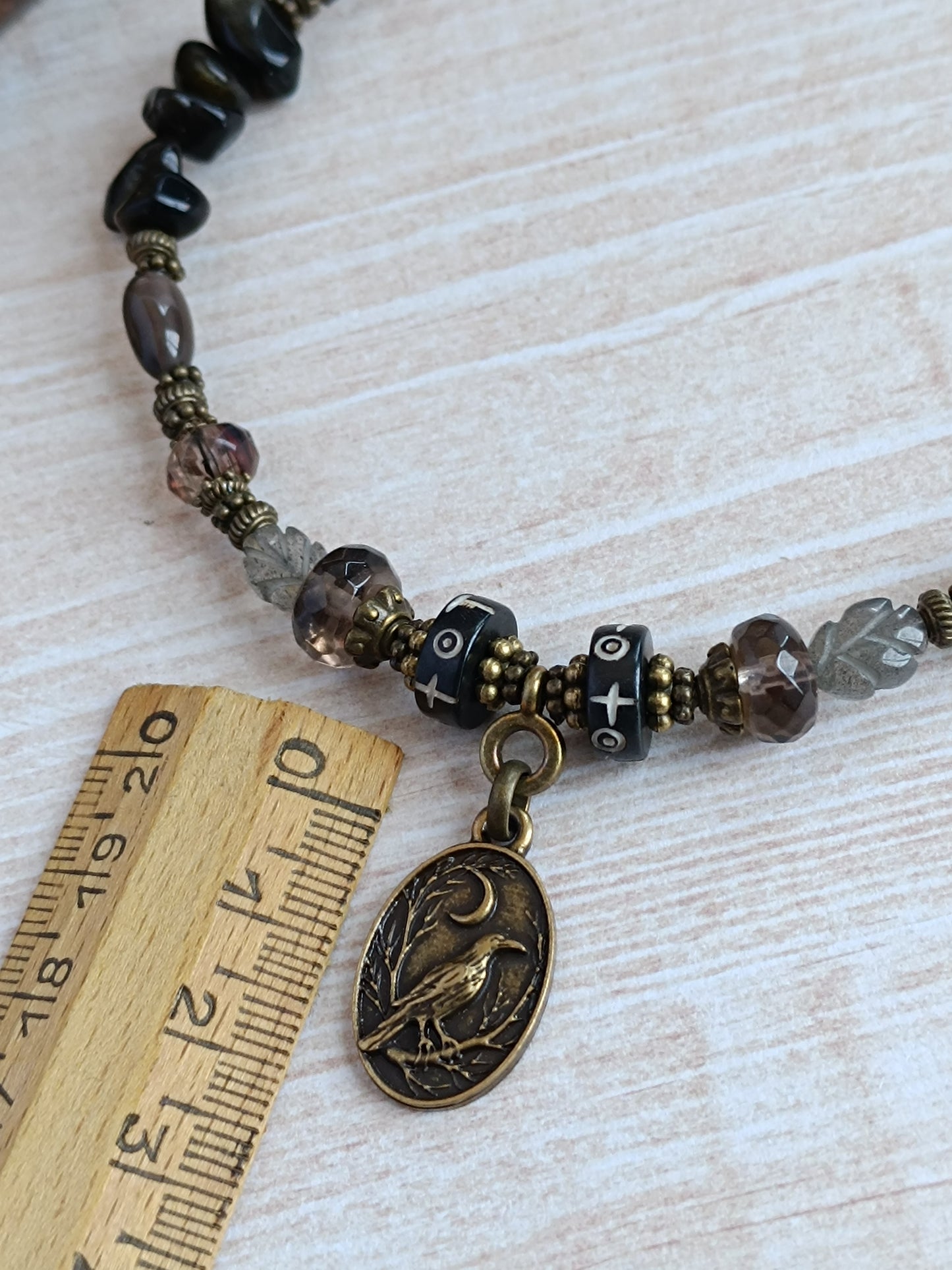 Collier Bohème Ethnique – Pendentif Corbeau & Lune, Obsidienne Noire & Verre Tchèque