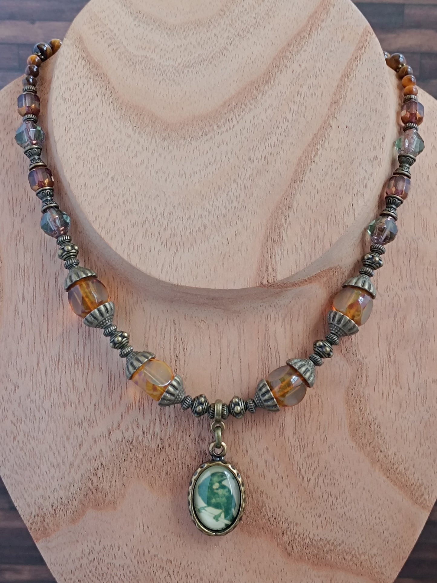 Collier Bohème Ethnique – Corbeau Mystique & Œil de Tigre