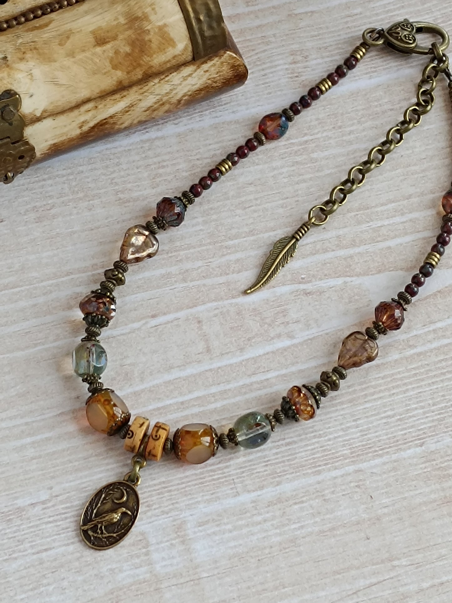 Collier Bohème Ethnique – Corbeau & Verre Tchèque Multicolore