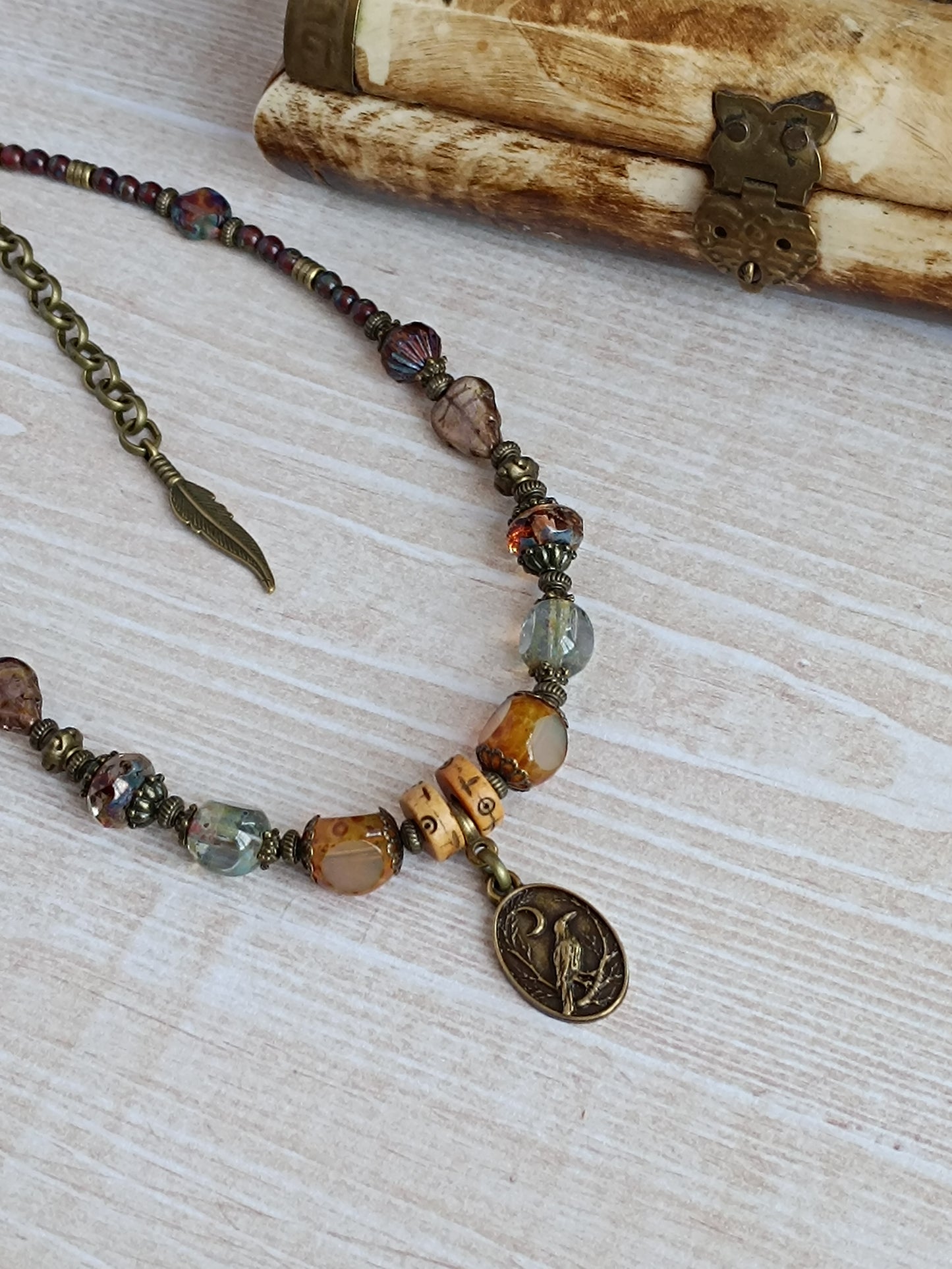 Collier Bohème Ethnique – Corbeau & Verre Tchèque Multicolore