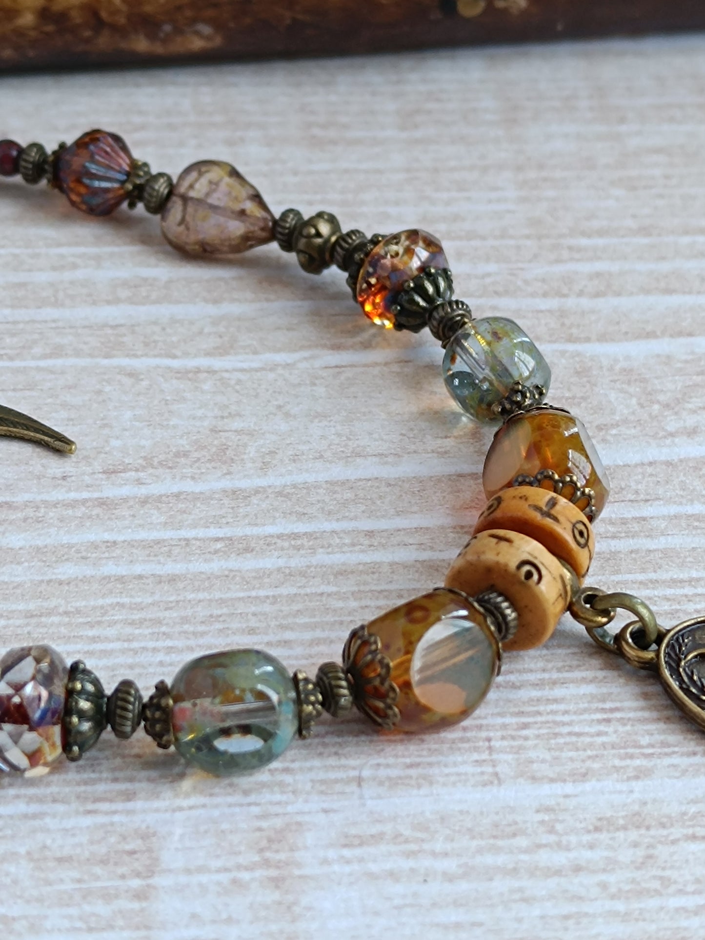 Collier Bohème Ethnique – Corbeau & Verre Tchèque Multicolore