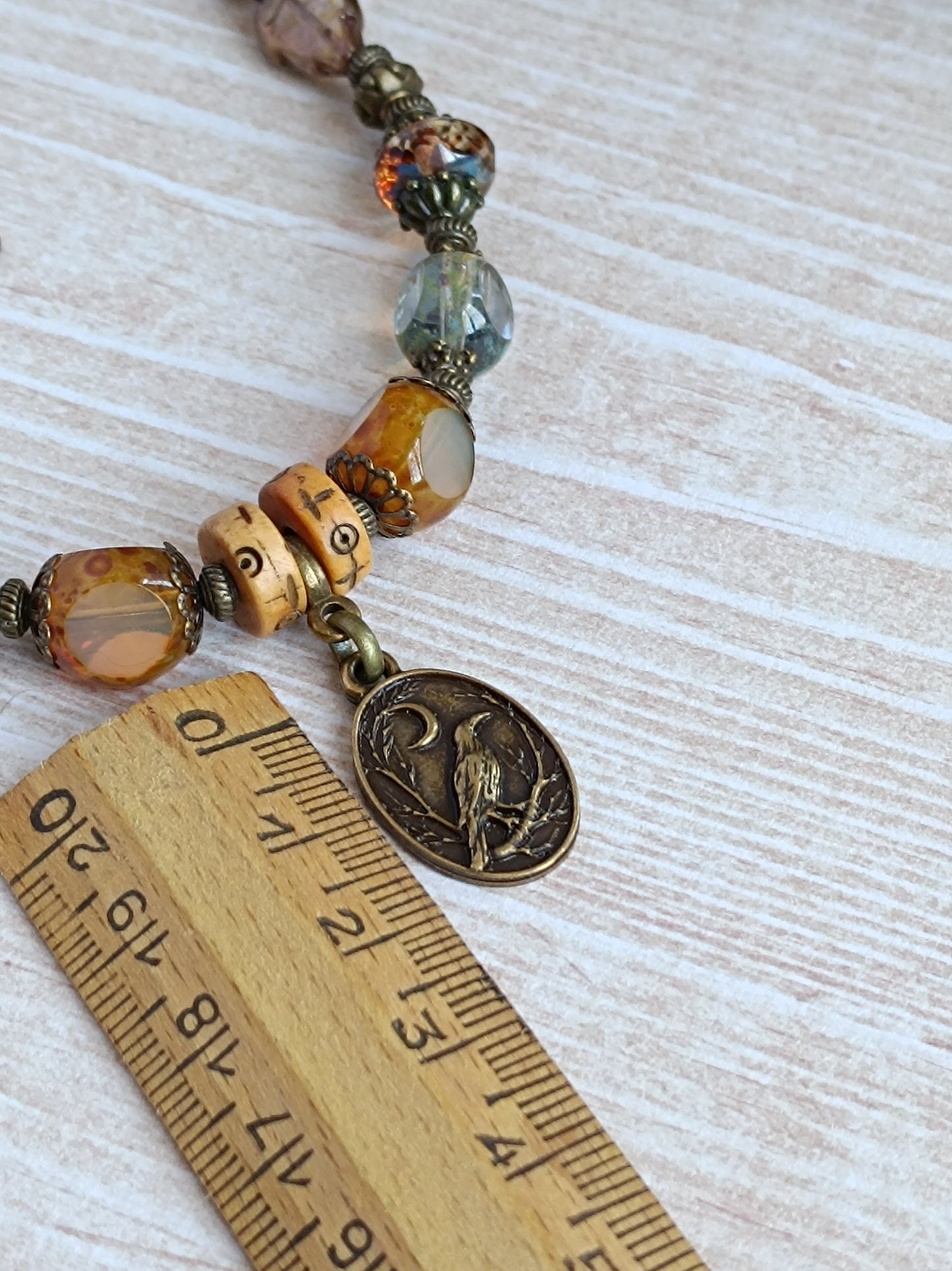 Collier Bohème Ethnique – Corbeau & Verre Tchèque Multicolore