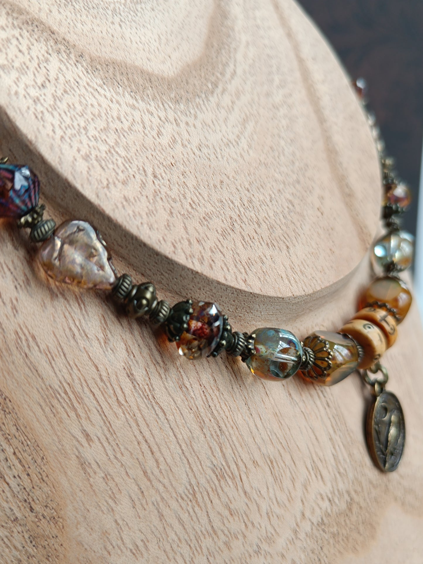 Collier Bohème Ethnique – Corbeau & Verre Tchèque Multicolore