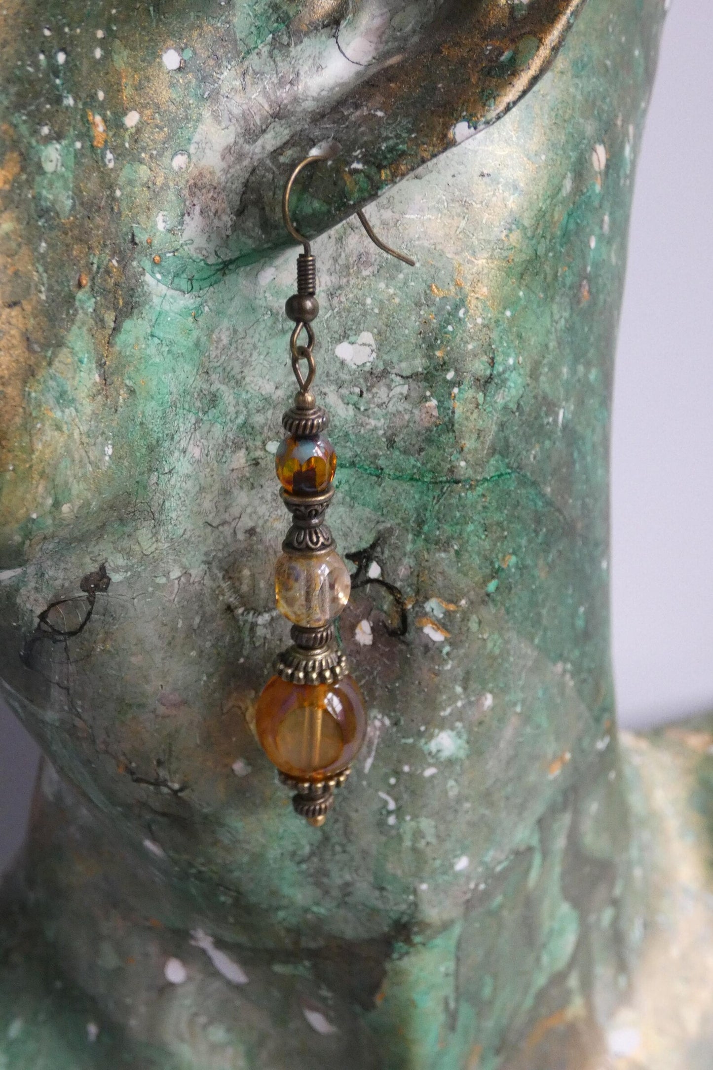 Boucles d’oreilles bohème chic en bronze antique et perles de verre tchèque