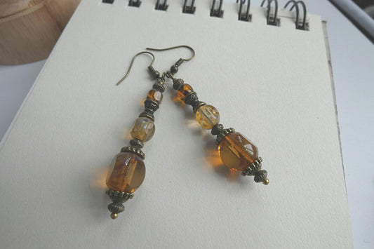 Boucles d’oreilles bohème chic en bronze antique et perles de verre tchèque