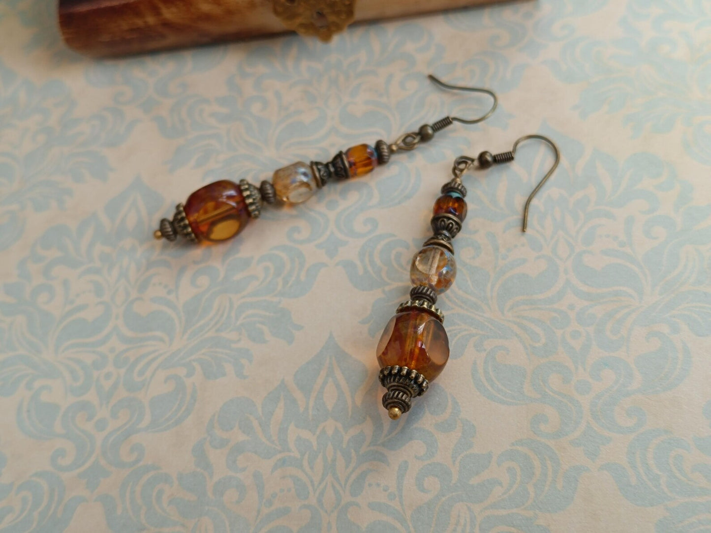 Boucles d’oreilles bohème chic en bronze antique et perles de verre tchèque