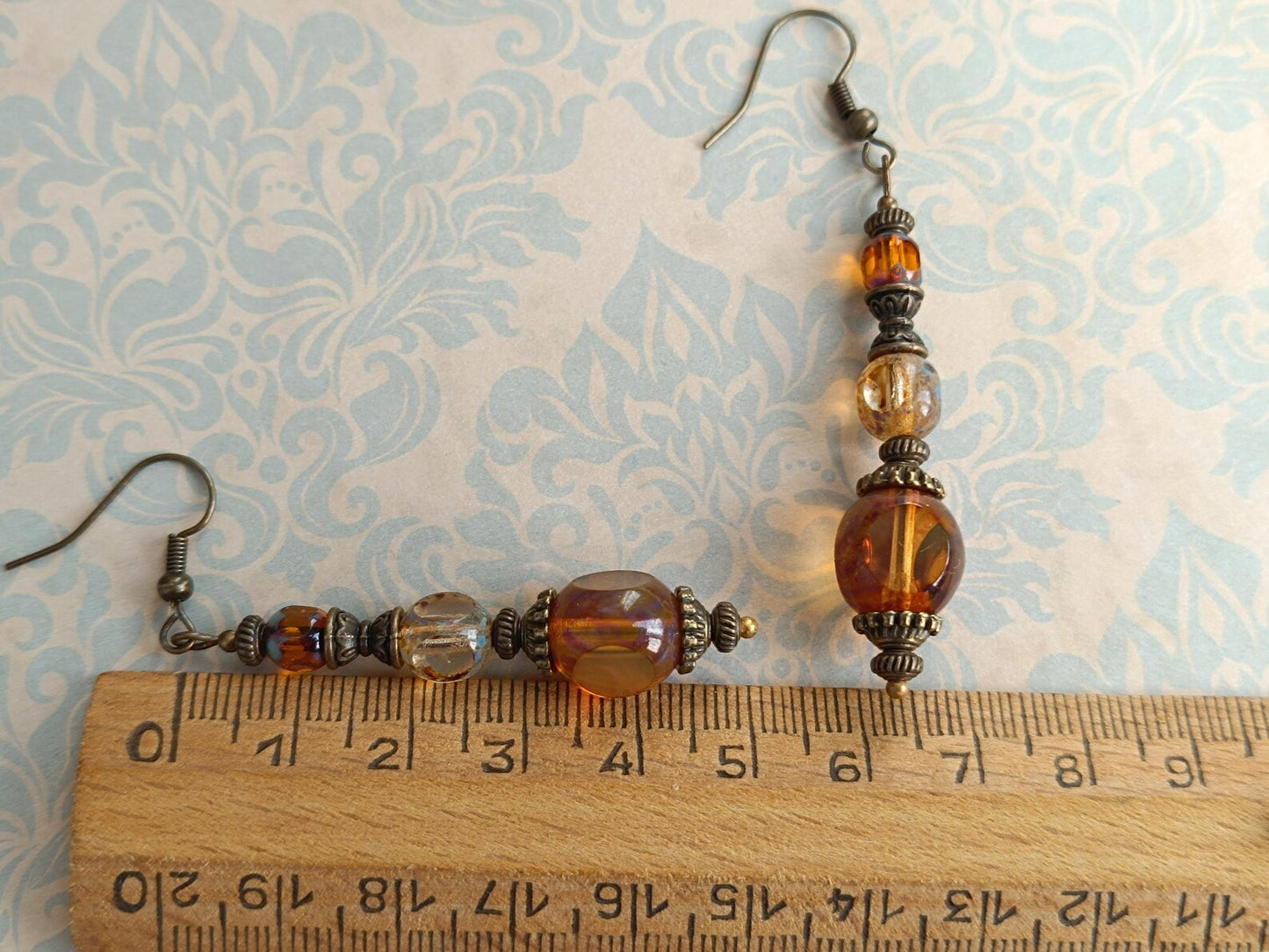 Boucles d’oreilles bohème chic en bronze antique et perles de verre tchèque