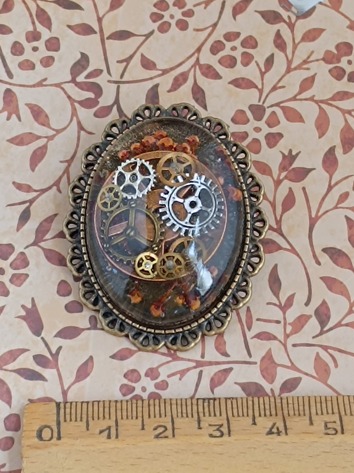 Broche Steampunk Cabochon – Résine Époxy , Engrenages Authentiques et bourgeons