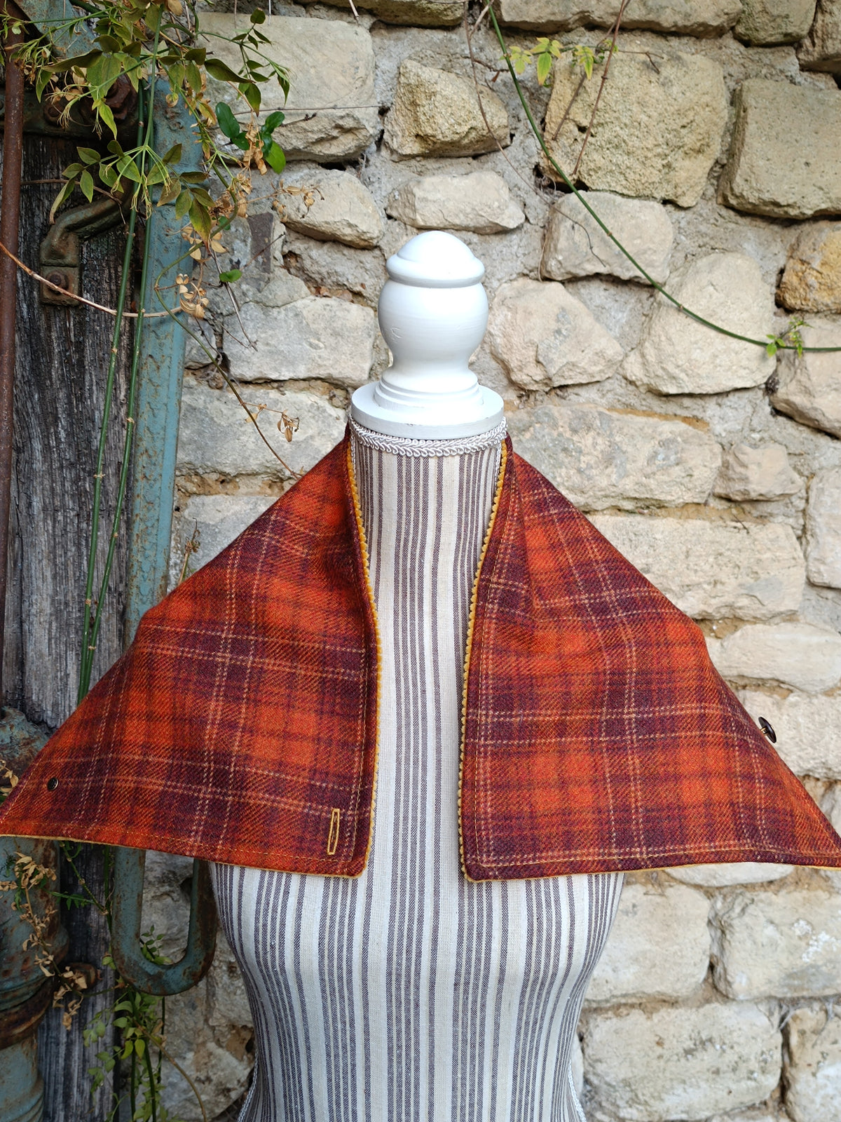Tour de cou en laine tartan orange et rouille, velours curry et bouton cerf