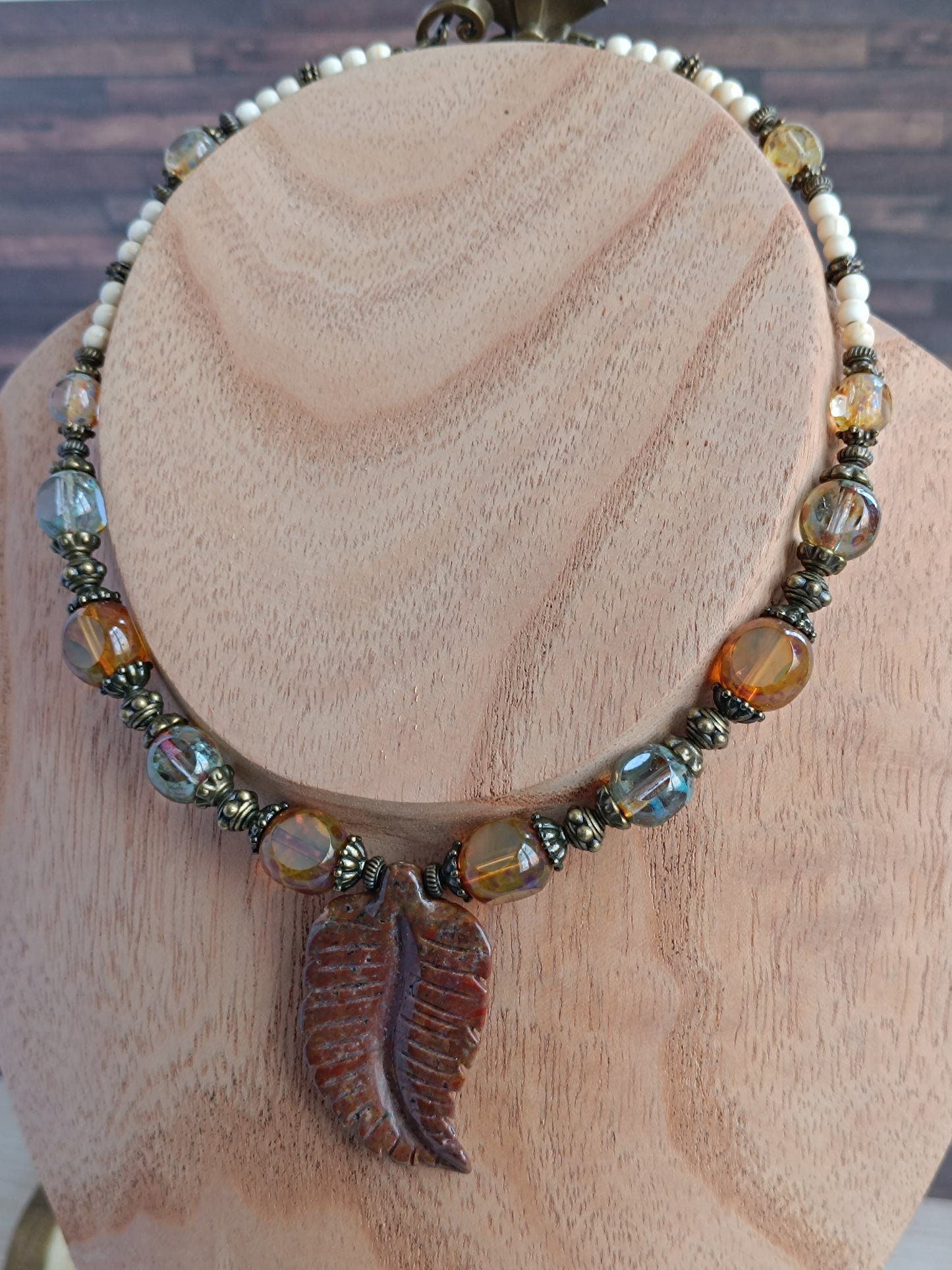 Collier Bohème Ethnique – Feuille Marron & Howlite Blanche