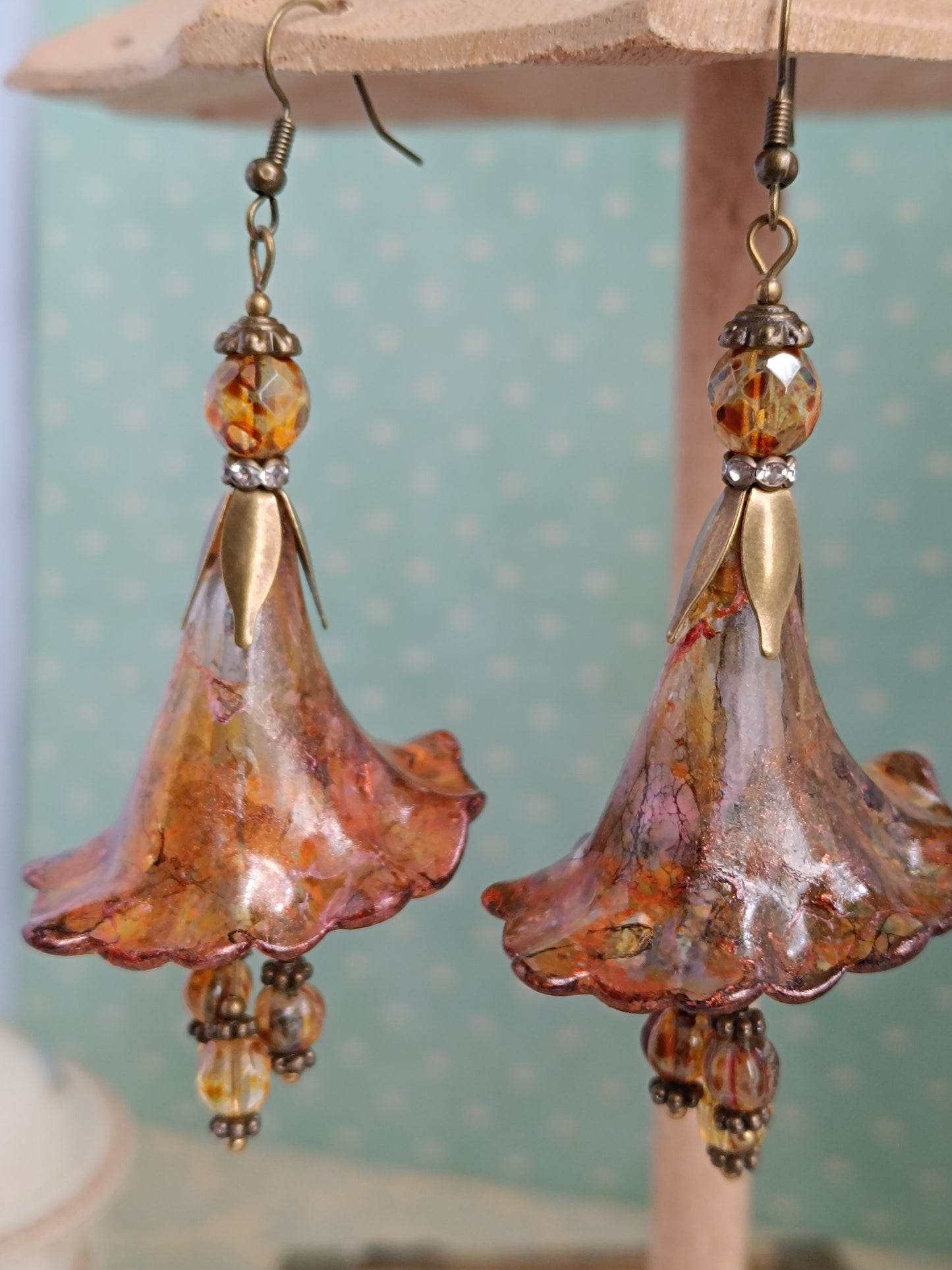 Boucles d'oreilles pendantes fleurs féeriques d'automne bronze - Perles de verre tchèque