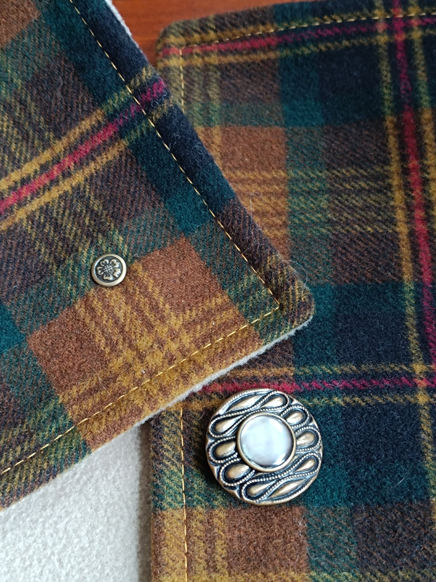 Tour de cou écharpe boutonnière tartan lainage doublé polaire beige et bouton de collection métal et nacre