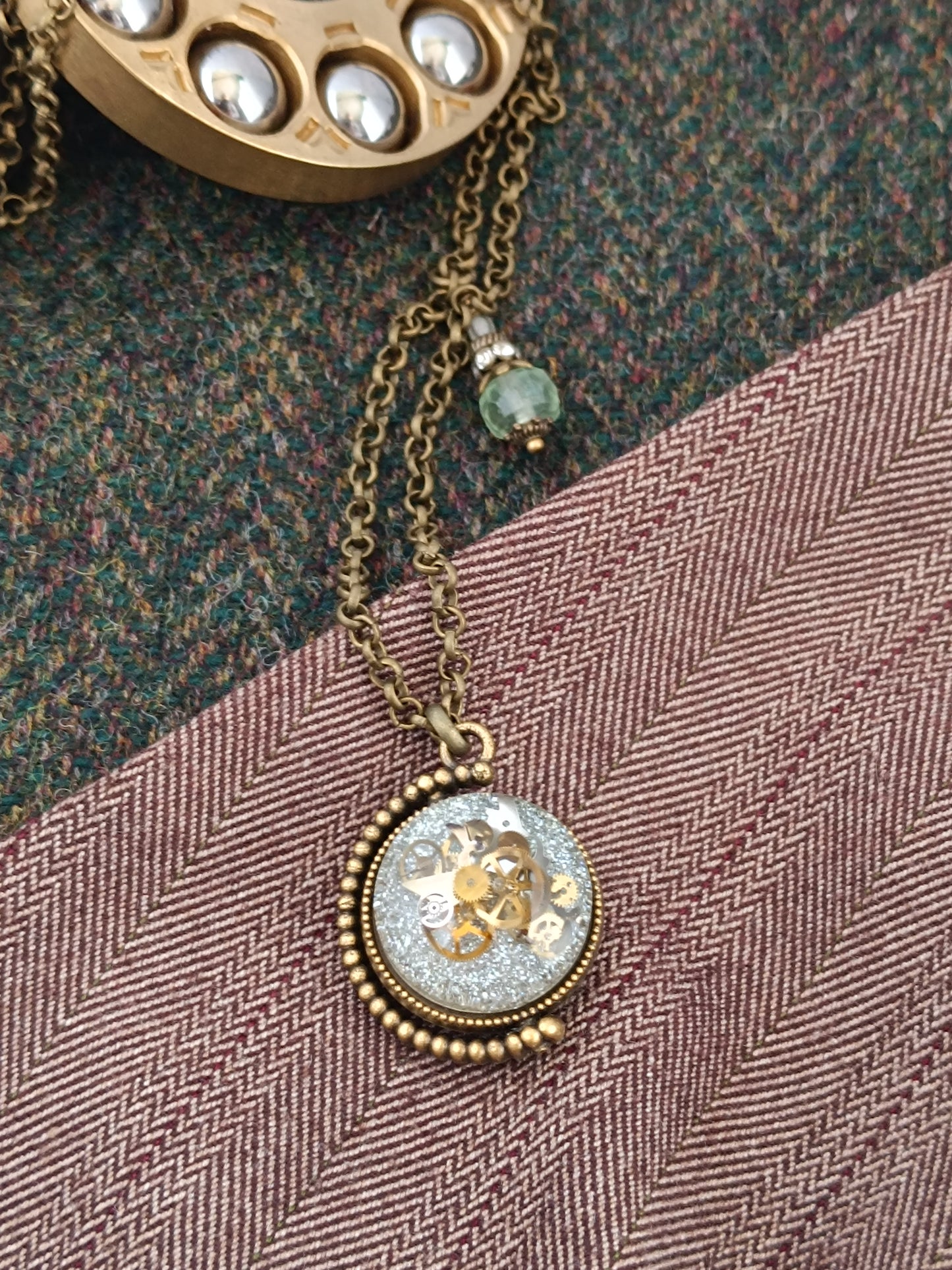 Collier sautoir chaîne steampunk pendentif mappemonde pivotant