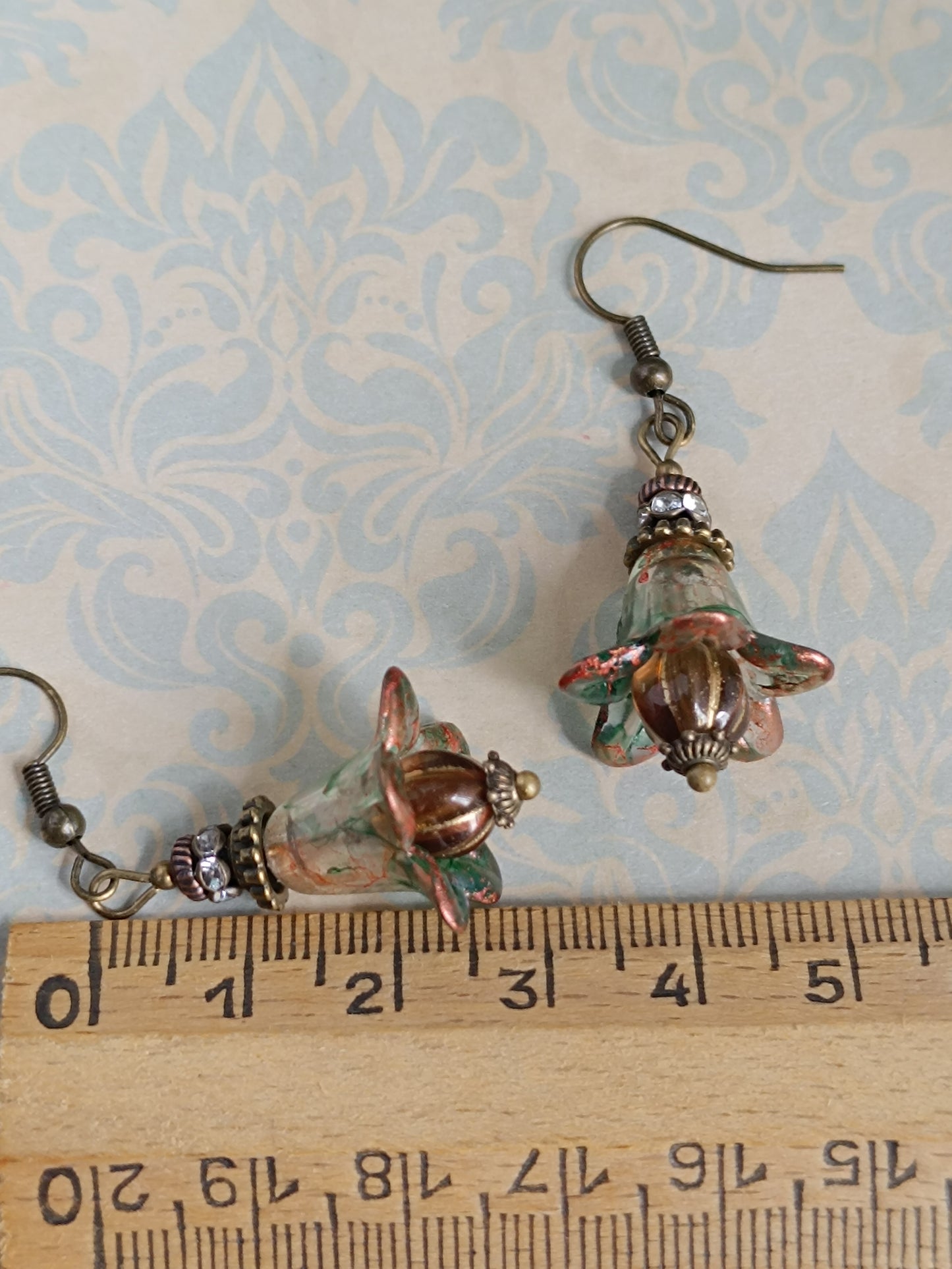 Petites boucles d’oreilles pendantes “Fleurs Féeriques” – Vert mousse & reflets cuivrés