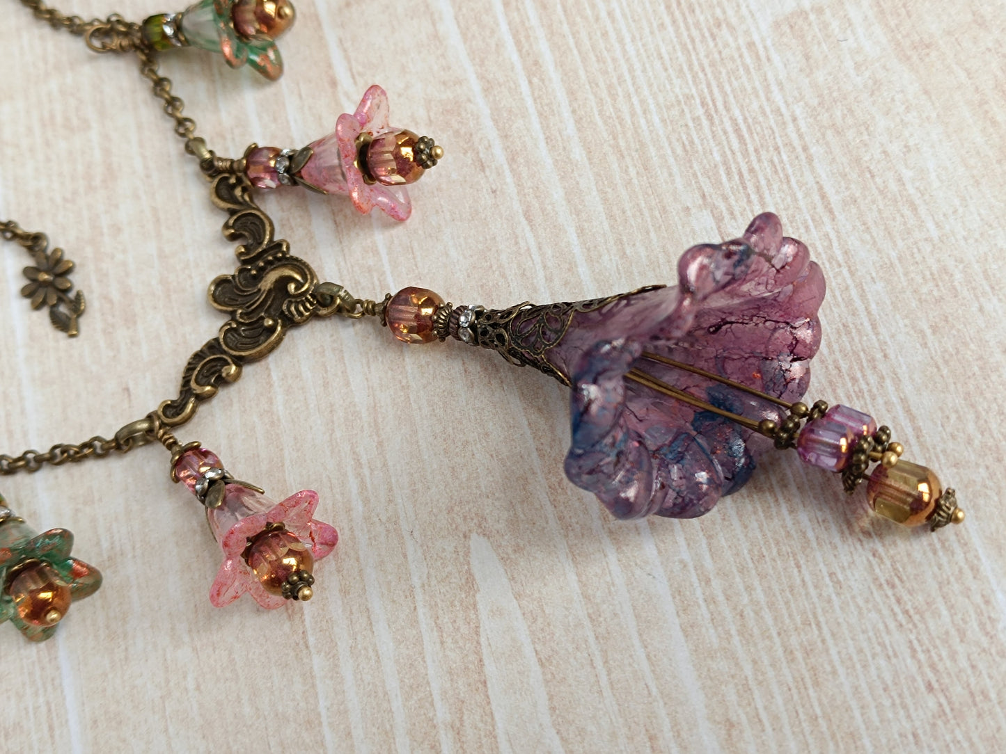 Rêveries Florales Collier fairycore romantique en bronze antique, fleurs lucite peintes main, perles lanternes verre tchèque