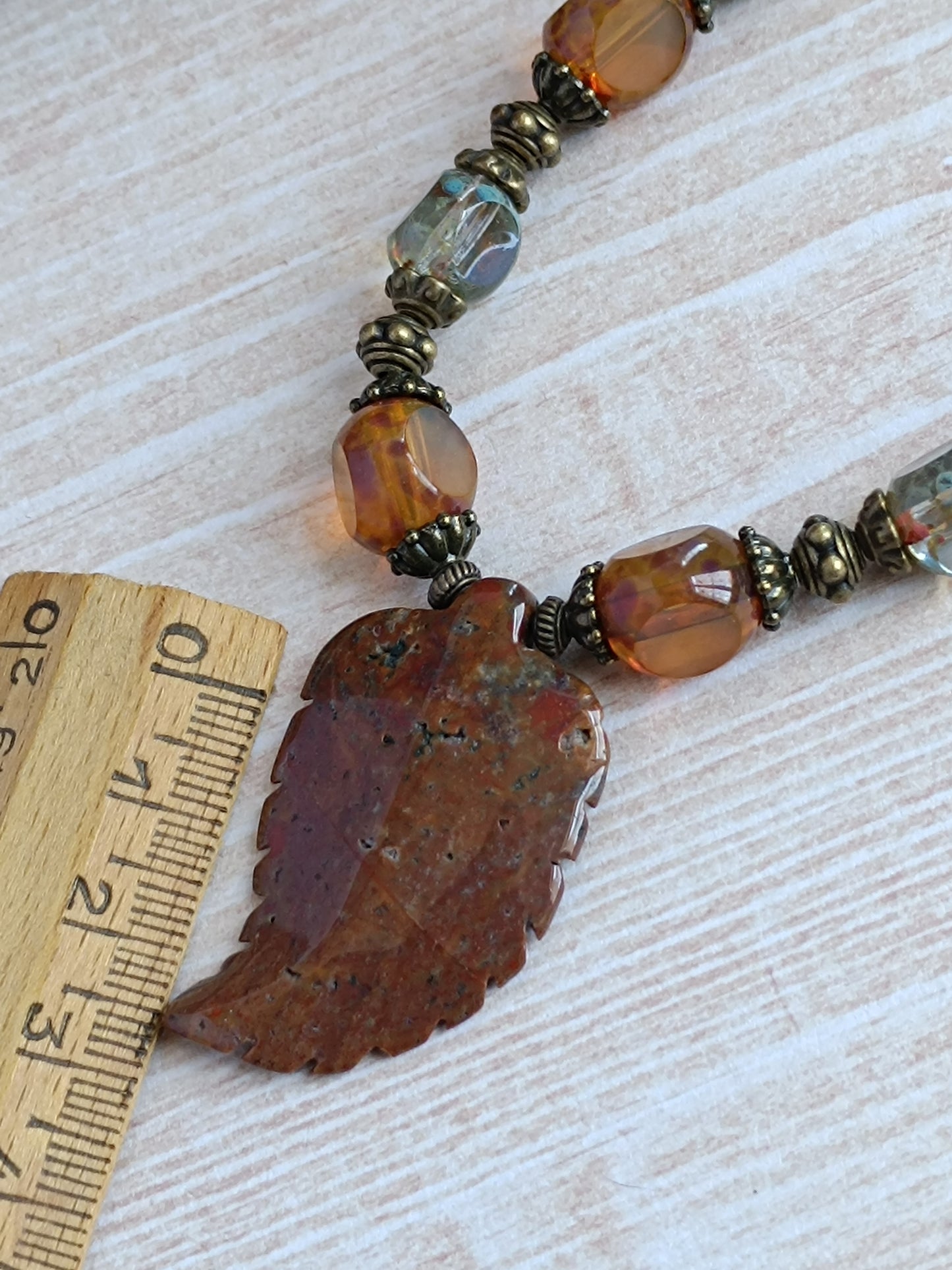 Collier Bohème Ethnique – Feuille Marron & Howlite Blanche
