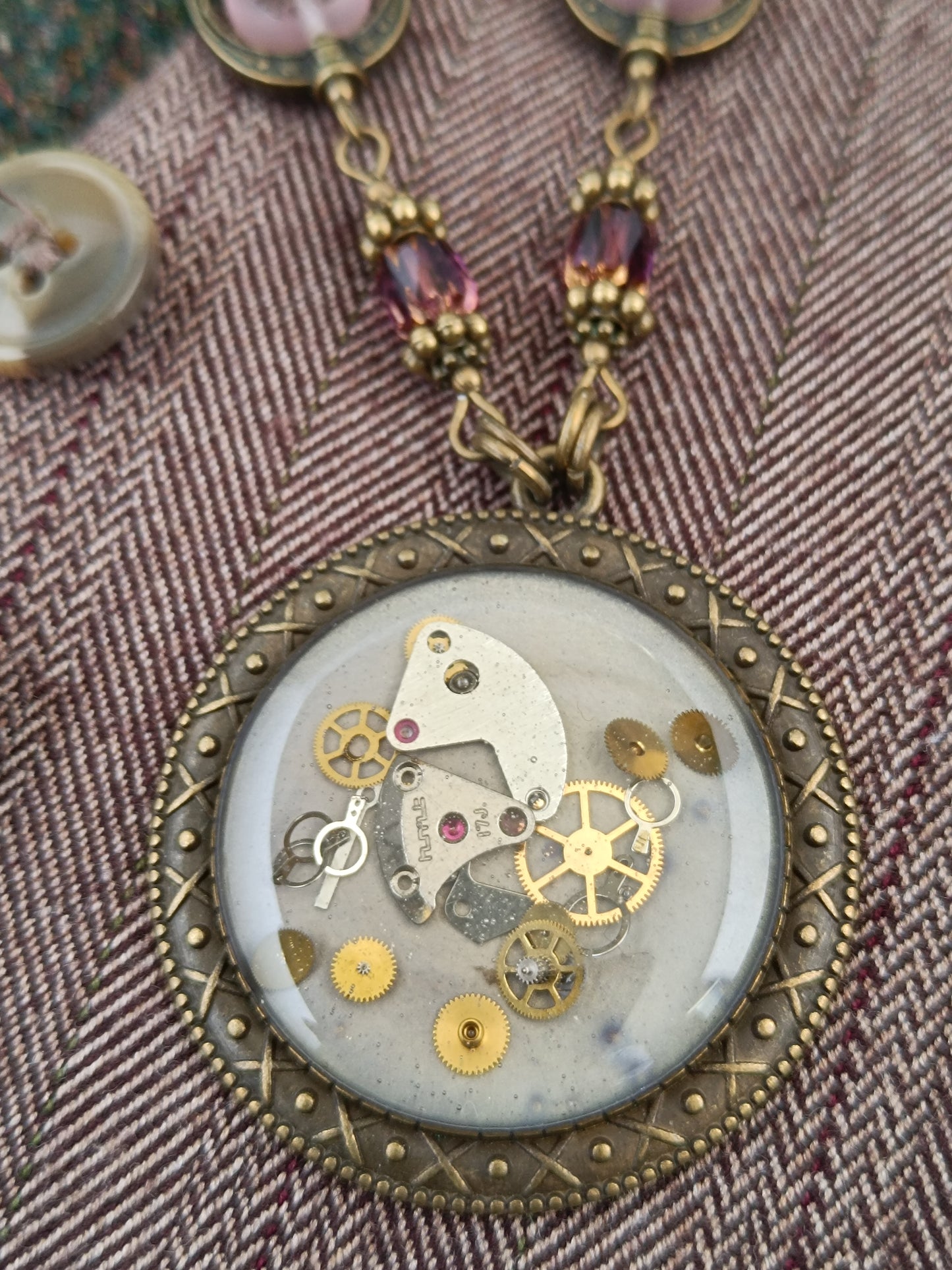 Collier chaîne et chapelet de perles pendentif cabochon steampunk