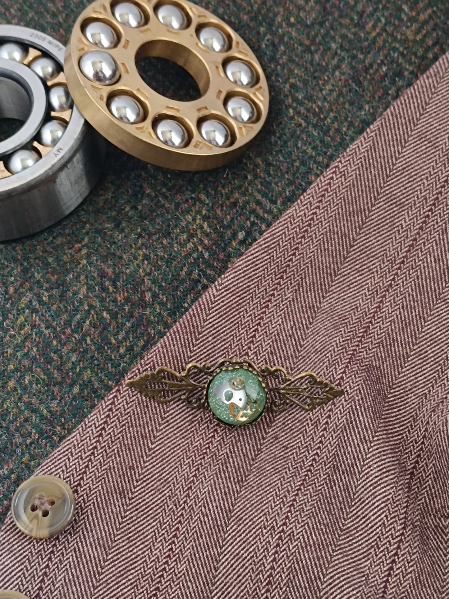 Broche épinglette cabochon steampunk verte