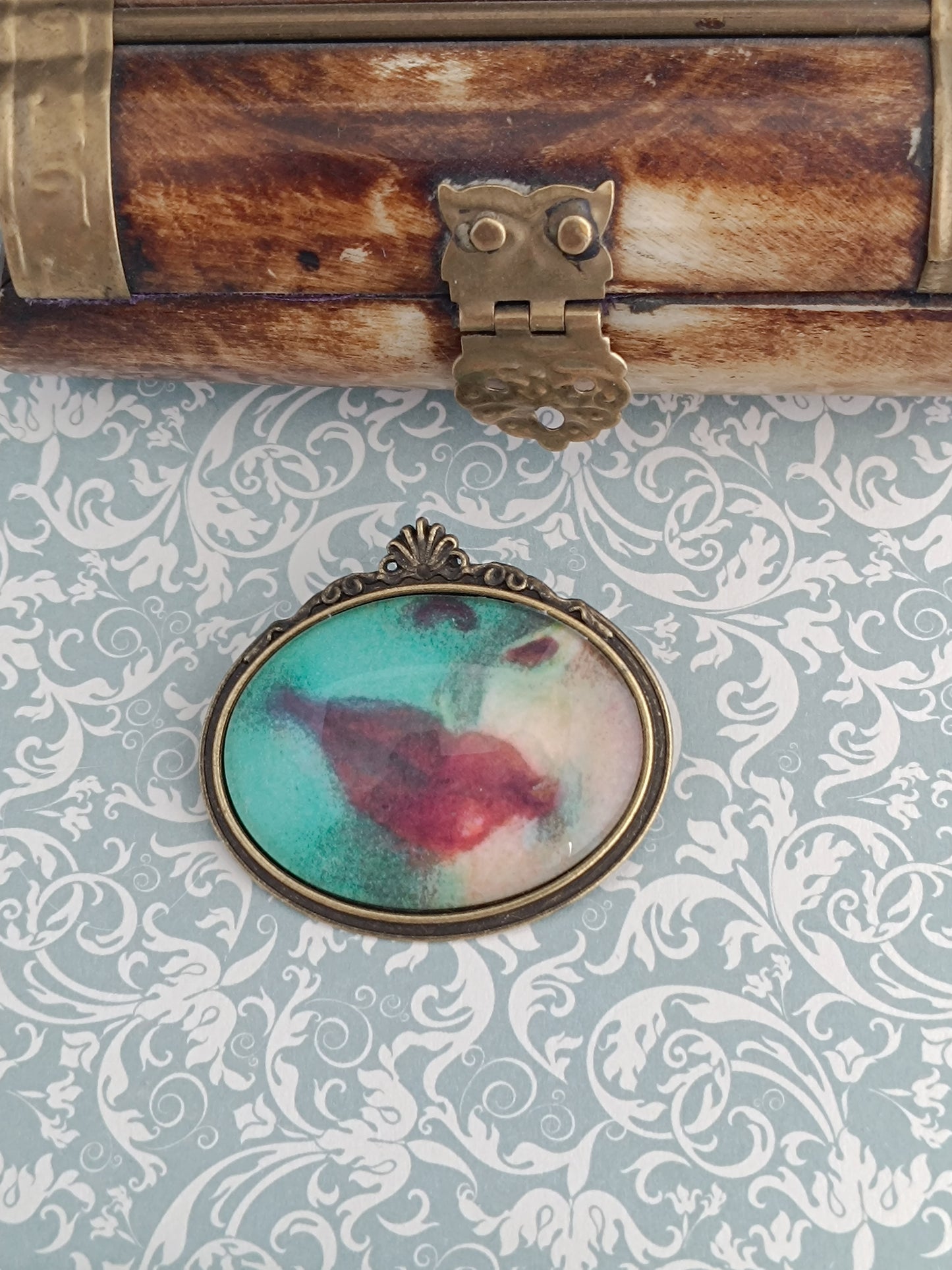 Broche cabochon verre bouche, original style cabinet de curiosités victorien