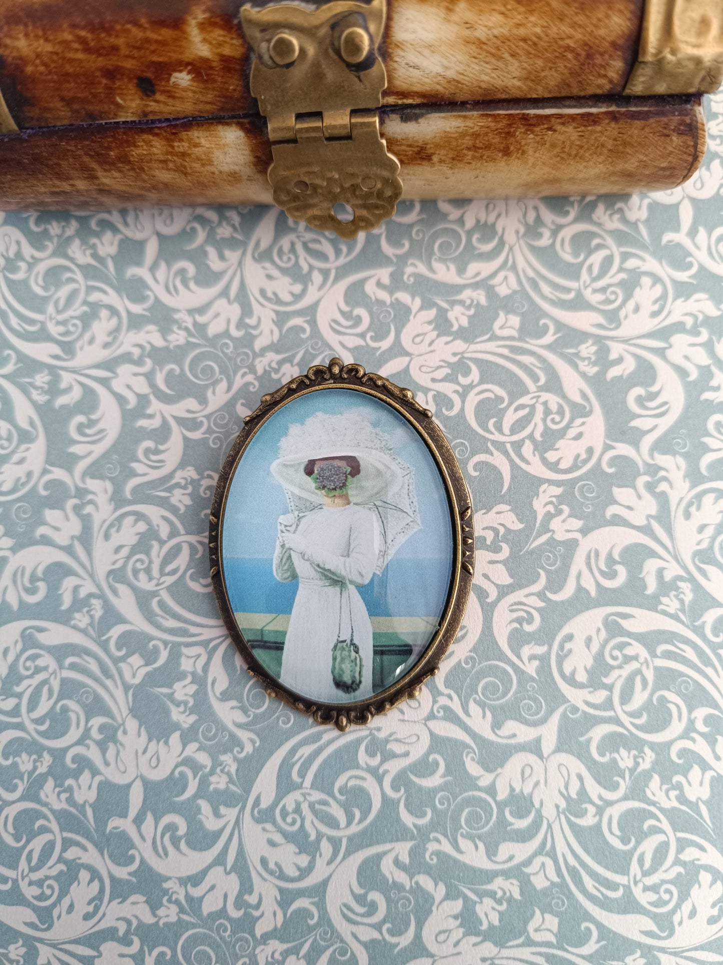 Broche cabochon verre – Illustration René Magritte