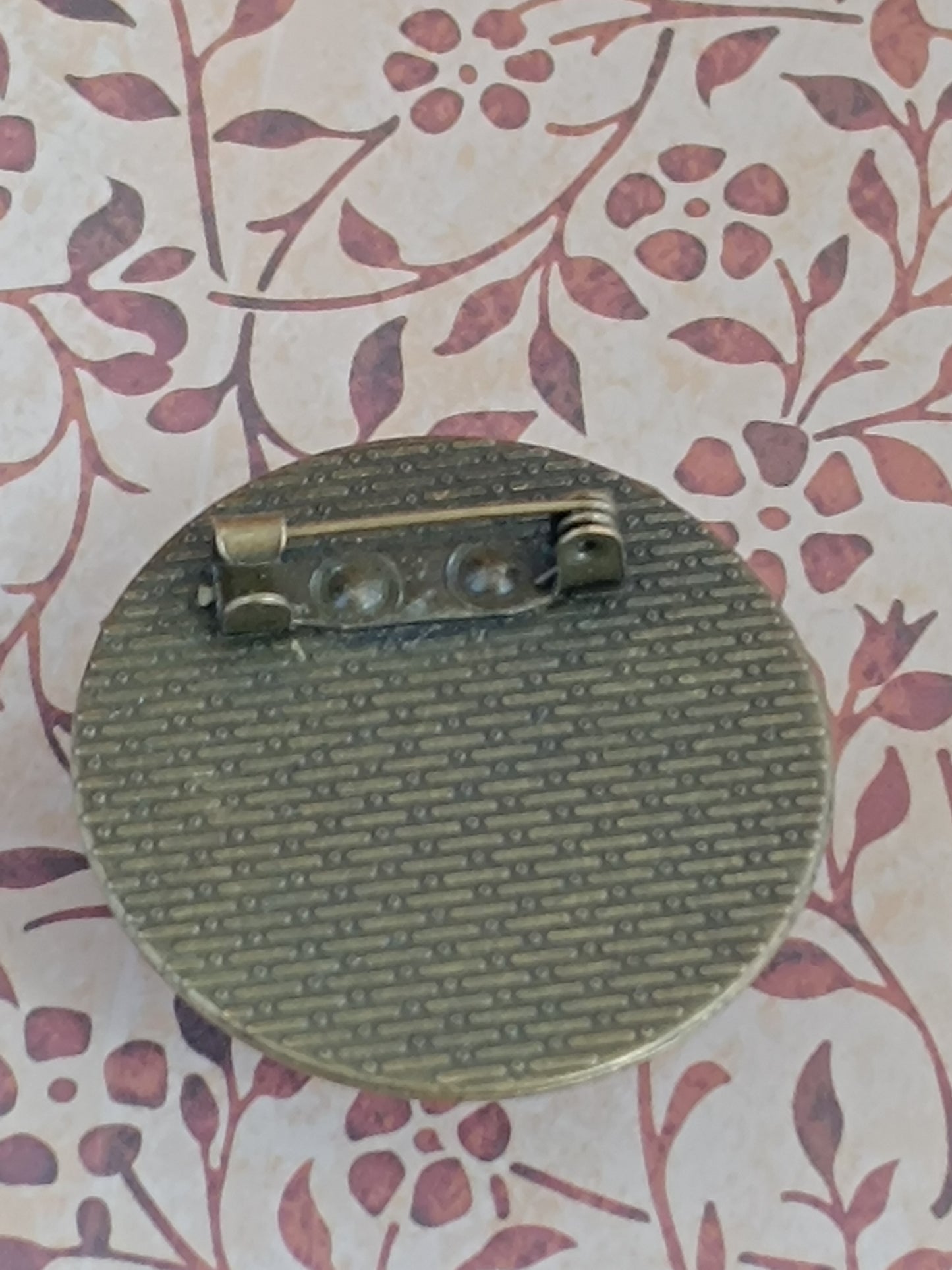 broche dôme de résine époxy et nacre Steampunk