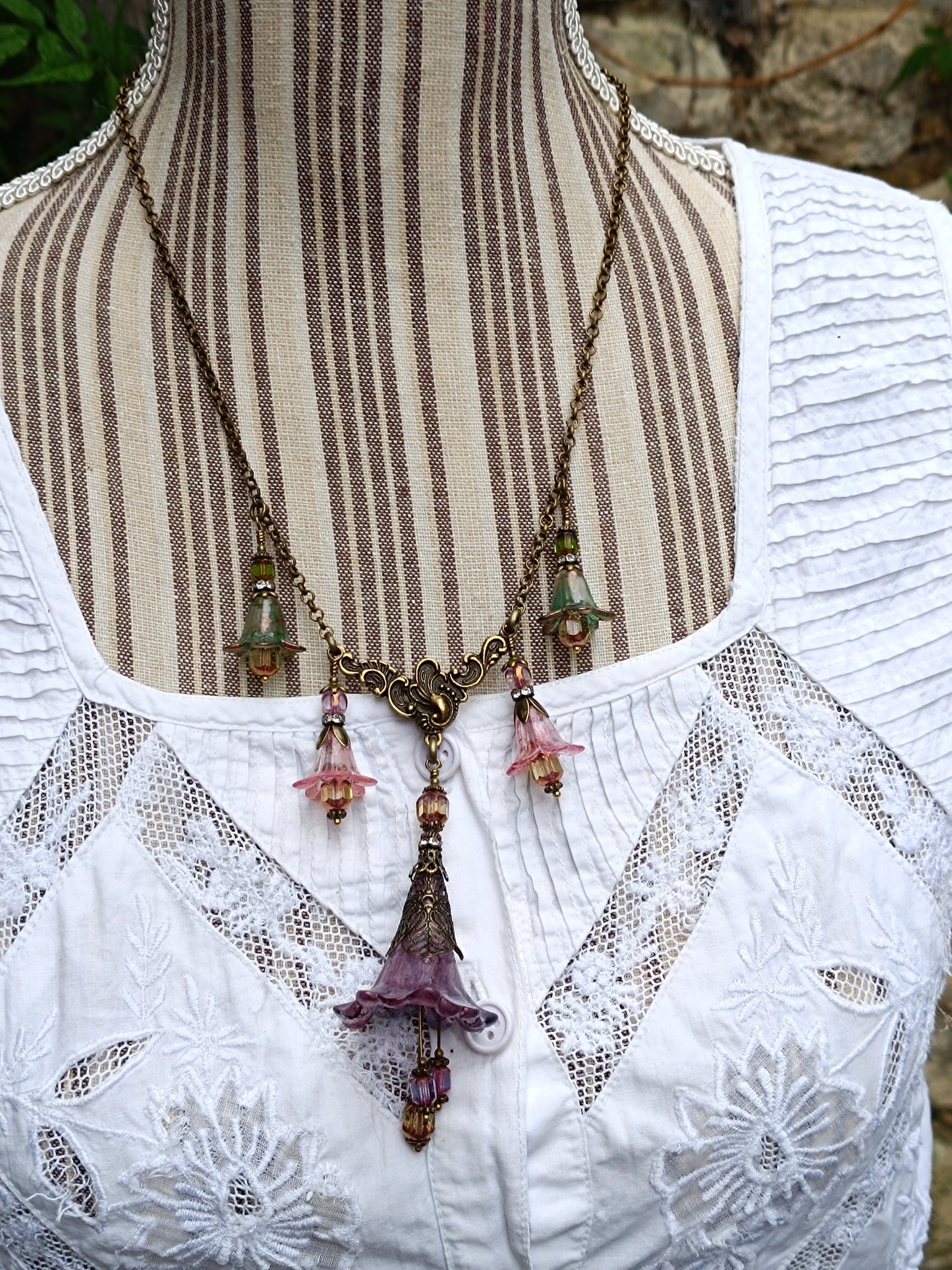 Rêveries Florales Collier fairycore romantique en bronze antique, fleurs lucite peintes main, perles lanternes verre tchèque