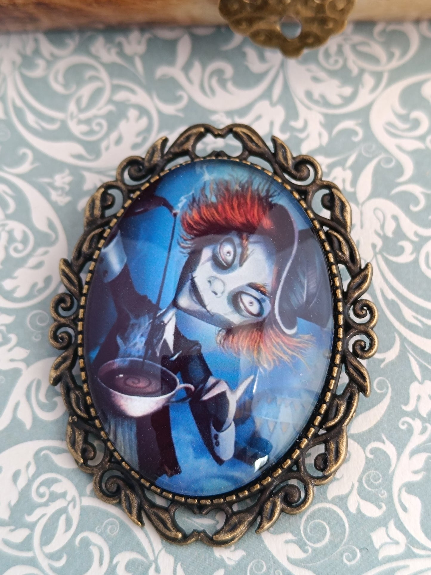 Broche Chapelier Fou Alice - Cabochon Bronze Excentrique