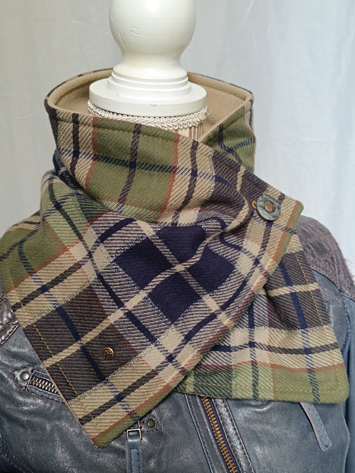 Tour de cou écharpe boutonnée tartan et polaire, bouton vintage