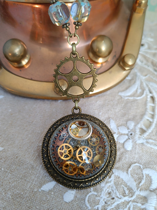 Collier Steampunk Perles de Verre Tchèque Pendentif Cabochon Résine Époxy Bronze Artisanal