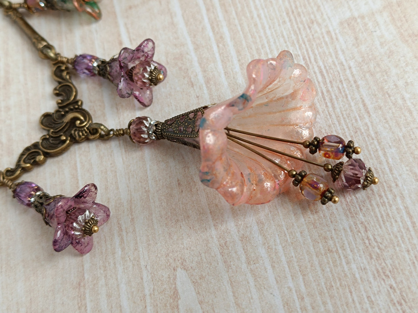 Rêveries Florales Collier fairycore romantique en bronze antique, fleurs lucite peintes main, perles lanternes verre tchèque