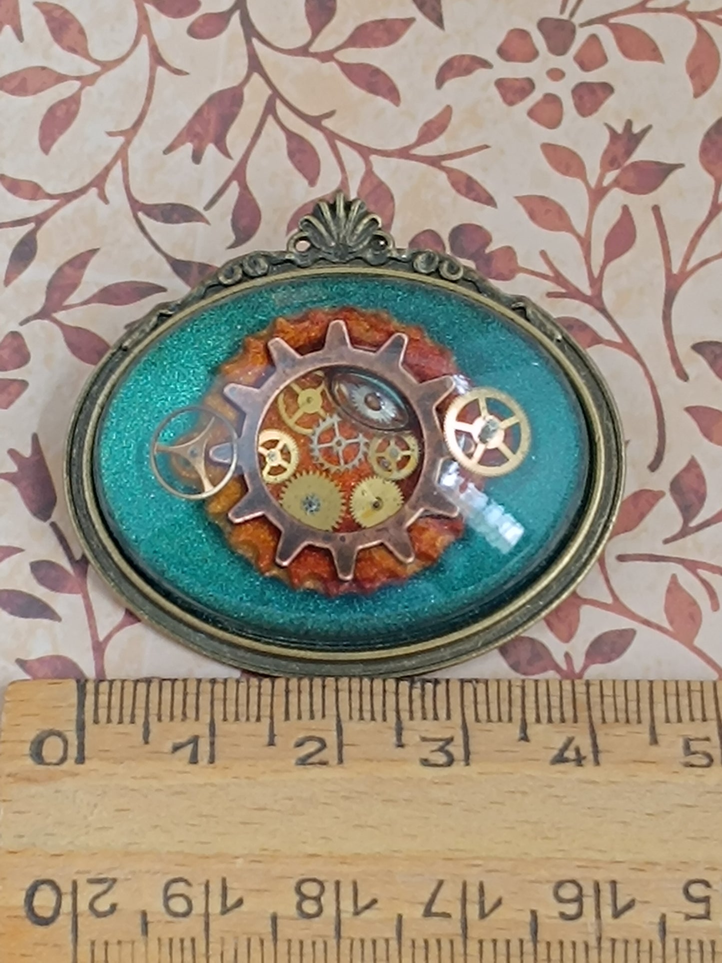 Broche Steampunk "Œil du Temps" cabochon horizontal résine époxy