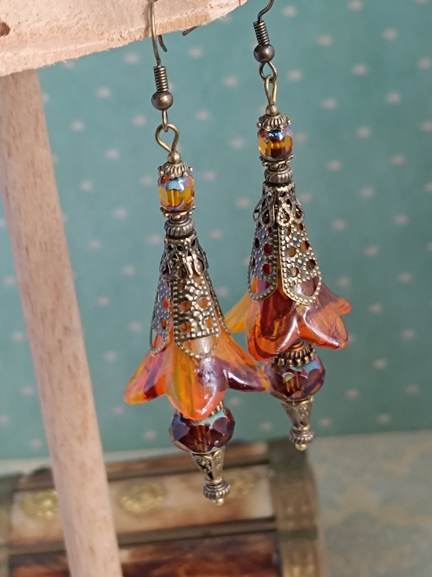Boucles d'oreilles artisanales prune automne - Perles tchèque mystiques bronze patiné