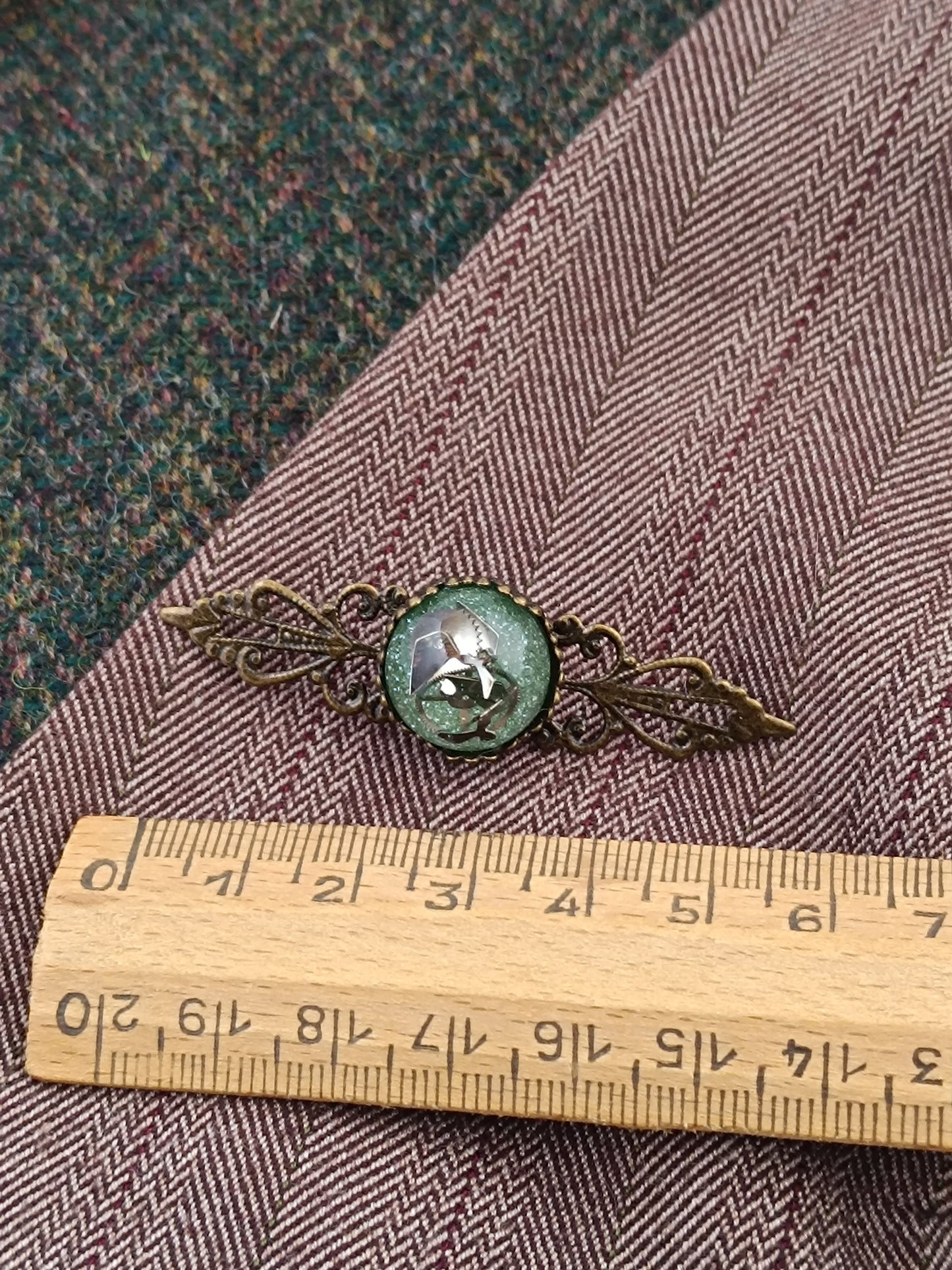 Broche Épinglette Steampunk Filigrane Bronze - Cabochon Résine Époxy vert