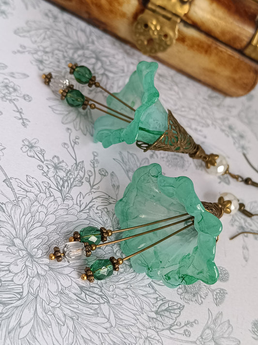 boucles d'oreilles fleurs féeriques à plat - perles verre tchèque et lucite peinte main - bijoux artisanaux bohème