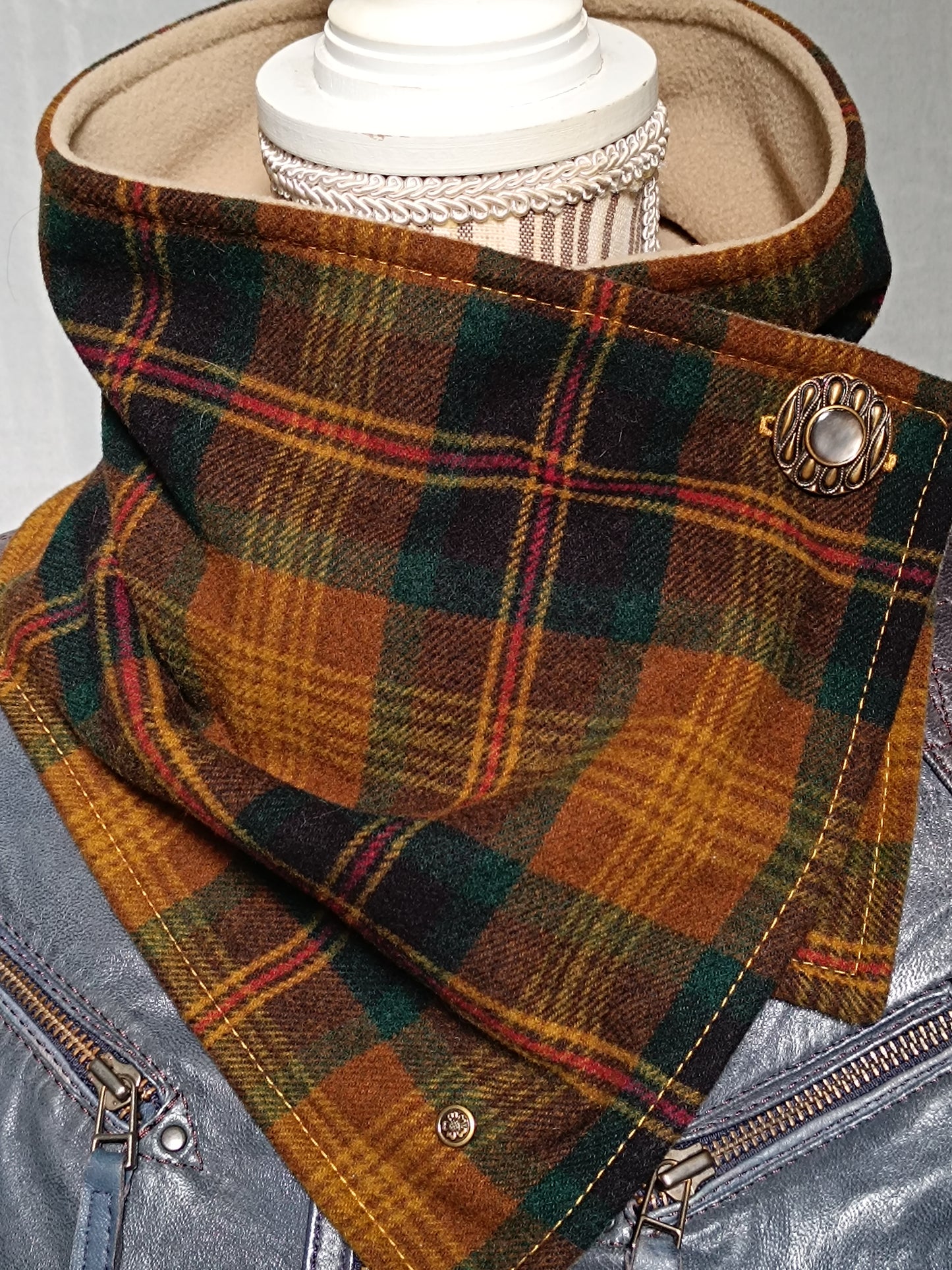 Tour de cou écharpe boutonnière tartan lainage doublé polaire beige et bouton de collection métal et nacre