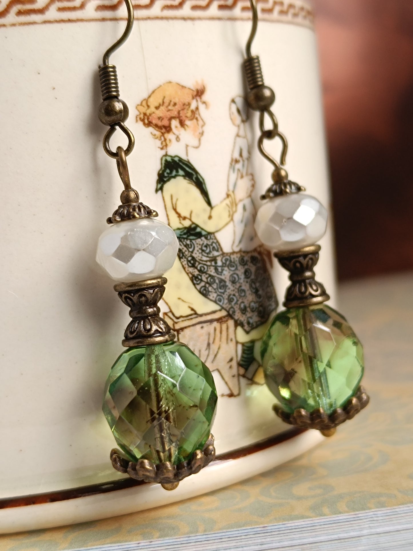 Boucles d'oreilles pendantes perles verre tchèque vertes effet fumé bronze antique